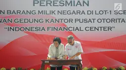 Menkeu Sri Mulyani (kiri) bersama Ketua Otoritas Jasa Keuangan (OJK) Wimboh Santoso menandatangani dokumen saat seremonial pembangunan Kantor Pusat OJK di Jakarta, Selasa (2/4). Gedung Indonesia Financial Center akan memiliki dua tower. (Liputan6.com/Angga Yuniar)