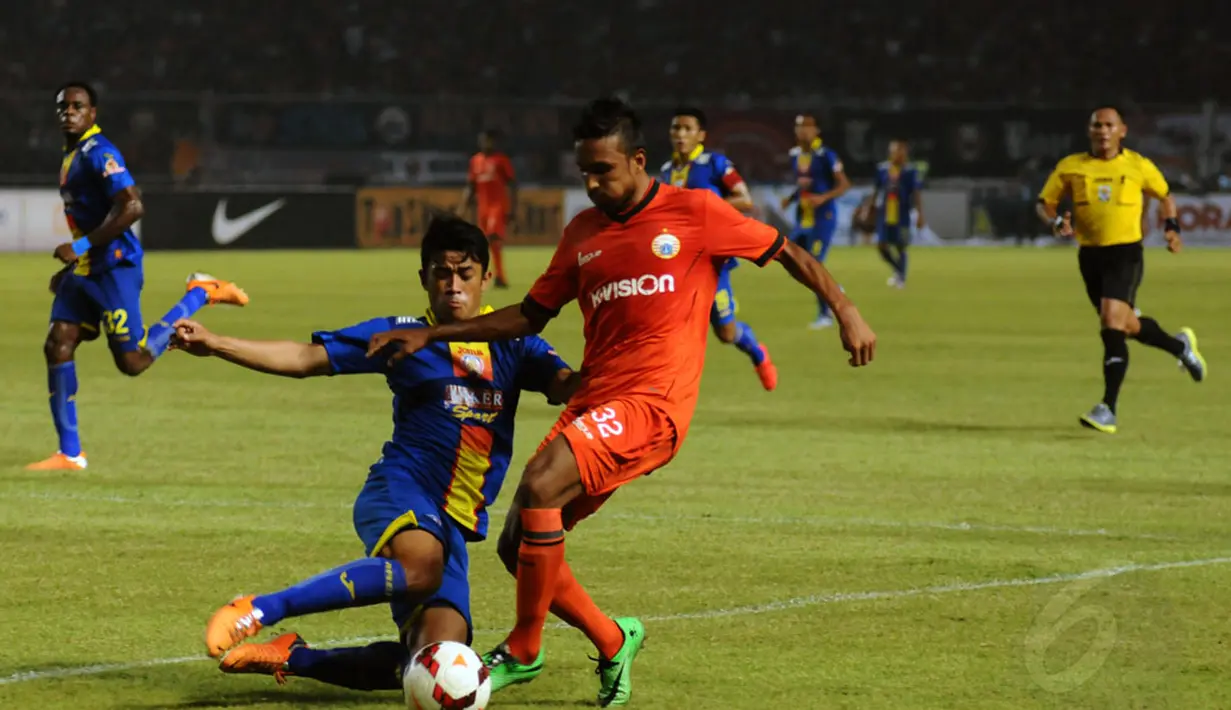 Pemain belakang Arema Cronus, Benny Wahyudi mencoba menahan serangan Persija yang dibangun Rohit Chand saat berlaga di Stadion GBK Jakarta, Minggu (4/5/2014). (Liputan6.com/Helmi Fithriansyah)