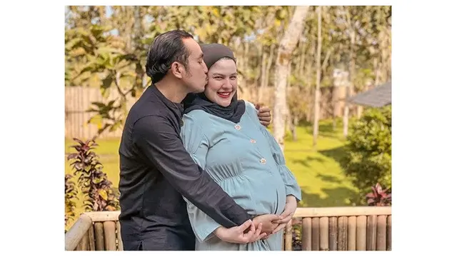 Lahirkan Anak Pertama, Ini 7 Potret Perjalanan Kehamilan Istri Komo Ricky
