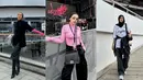 Glamor dan nyentrik, bisa tiru gaya Vira Tandia saat nonton konser BLACKPINK dengan memadukan oversized blazer, celana pendek, boots, dan turban serba hitam. Tambahkan sarung tangan pink dan hand bag silver sebagai statement.  [@viratandia].