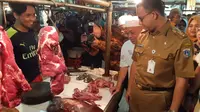 Gubernur DKI Anies Baswedan di Pasar Kramat Jati, Jakrata Timur (Liputan6.com/Delvira Hutabarat)