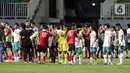 Pemain Timnas U-17 Indonesia saling bersalaman dengan timnas U-17 Palestina usai Kualifikasi Grup B Piala Asia U-17 2023 di Stadion Pakansari, Kab. Bogor, Jawa Barat, Jumat (7/10/2022). Kemenangan atas Palestina memperbesar peluang timnas U-17 Indonesia lolos ke Piala Asia U-17 2023. (Liputan6.com/Helmi Fithriansyah)