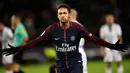 Striker PSG, Neymar, merayakan gol yang dicetaknya ke gawang Troyes pada laga Ligue 1 Prancis di Stadion Parc des Princes, Paris, Rabu (29/11/2017). PSG menang 2-0 atas Troyes. (AFP/Christophe Simon)
