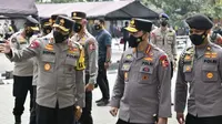 Kapolri Jenderal Listyo Sigit Prabowo meninjau langsung pelaksanaan vaksinasi Covid-19 tahap II jajaran Polda Jawa Barat di Mapolda Jabar, Kota Bandung, Selasa (16/3/2021). (Foto: Mabes Polri)
