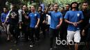 Para pemain Persib Bandung mengikuti jalan santai di Stadion Siliwangi, Bandung, Minggu (2/4/2017. Jalan Santai ini merupakan rangkaian dari Peluncuran Tim Persib Bandung. (Bola.com/Nicklas Hanoatubun)