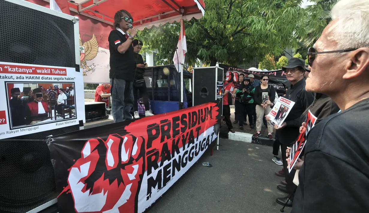 Massa Presidium Rakyat Menggugat menyampaikan orasi saat menggelar aksi Save Meiliana di depan Gedung Mahkamah Agung (MA), Jakarta, Rabu (12/9). Meiliana divonis 18 bulan penjara oleh PN Tanjungbalai terkait kasus volumer azan. (Merdeka.com/Iqbal Nugroho)