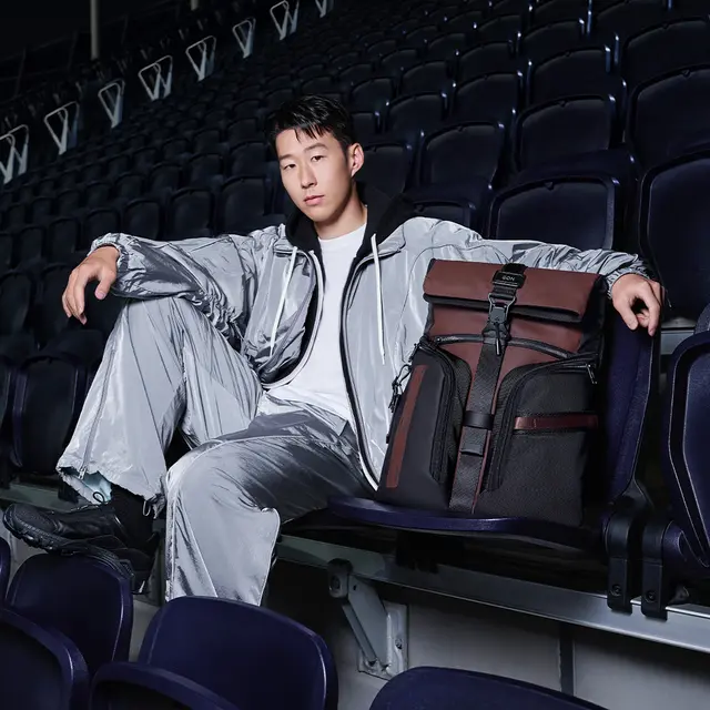 Pesepakbola Asal Korea Selatan, Son Heung Min bersama Koleksi TUMI Terbaru. dok. TUMI