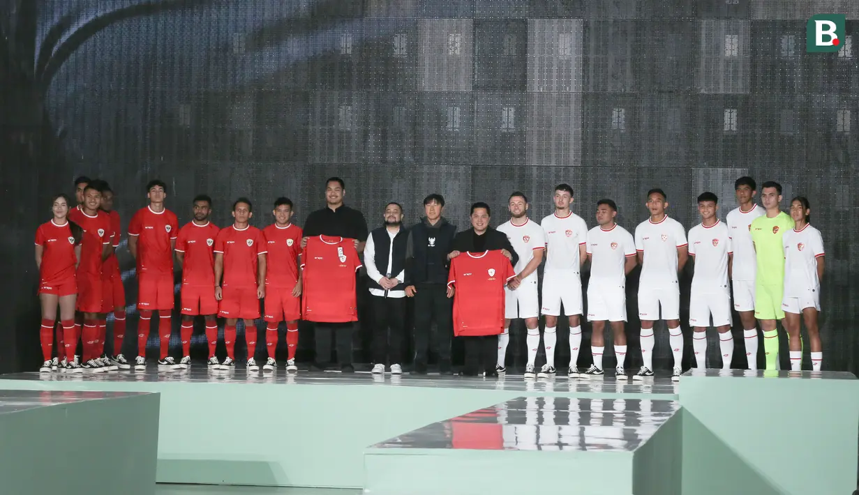 Beberapa penggawa Timnas Indonesia memperagakan jersey kandang dan tandang Timnas Indonesia produksi jenama dalam negeri Erspo didampingi Menpora Dito Ariotedjo, pemilik Erspo, Muhammad Saddad, pelatih Shin Tae-yong dan Ketum PSSI, Erick Thohir dalam acara launching jersey anyar Timnas Indonesia di Bengkel Space, SCBD, Jakarta, Senin (18/3/2024) petang WIB. (Bola.com/Abdul Aziz)