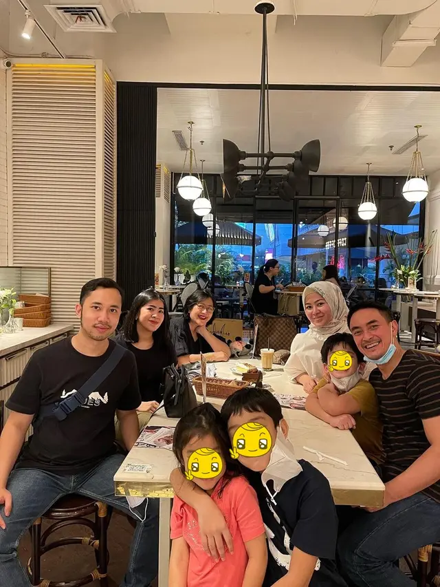 6 Potret Zumi Zola Usai Bebas dari Penjara, Jalan Bareng Anak dan Mantan Istri
