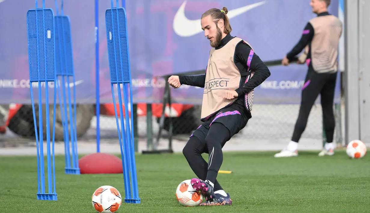 Bek Barcelona asal Spanyol Oscar Mingueza mengambil bagian dalam sesi latihan di Barcelona pada 16 Februari 2022. Barcelona bakal meladeni Napoli pada leg pertama play-off babak gugur Liga Europa 2021/22 di Camp Nou, Jumat 18 Februari 2022. (LLUIS GENE / AFP)