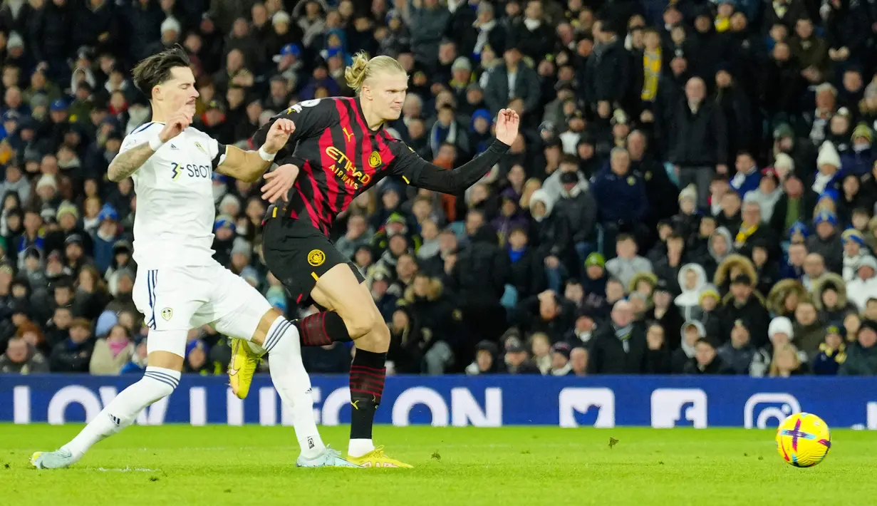 Pemain Manchester City Erling Haaland (kanan) mencetak gol ke gawang Leeds United pada pertandingan sepak bola Liga Inggris di Stadion Elland Road, Leeds, Inggris, 28 Desember 2022. Manchester City mengalahkan Leeds United dengan skor 3-1. (AP Photo/Jon Super)