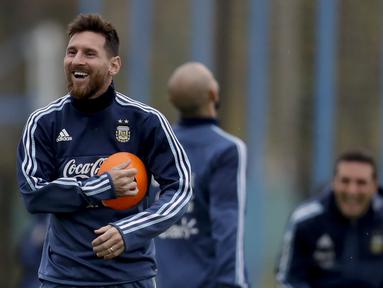 Pemain Argentina, Lionel Messi tersenyum saat mengikuti sesi latihan jelang melawan Venezuela pada kualifikasi Piala Dunia 2018 di Buenos Aires, Argentina, (3/9/2017). (AP/Natacha Pisarenko)