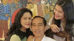 Dikenal sederhana dan bersahaja, banyak masyarakat yang kagum dan menjadikan keluarga orang nomor satu di Indonesia ini sebagai panutan. Kesibukan Jokowi dan Iriana mengurus negara membuat kebersamaan keduanya bareng sang anak jarang terlihat, kecuali memang ada momen tertentu sekaligus jadi momen kumpul keluarga. (Liputan6.com/IG/@ayanggkahiyang)