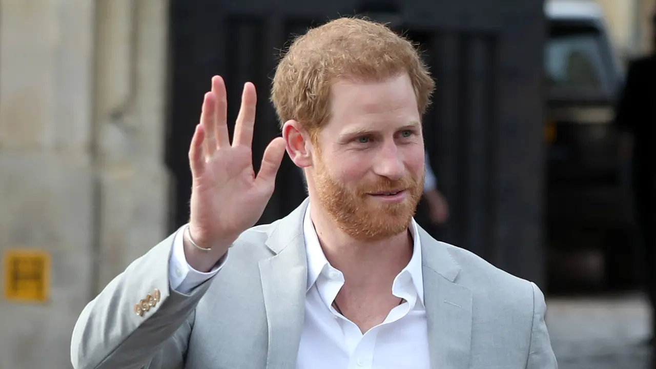 Jelang Pernikahan, Pangeran Harry Sapa Warga di Luar Kastil Windsor