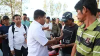 Sekretaris Jenderal (Sekjen) Kemendagri Suhajar Diantoro hadir meninjau langsung tempat pengungsian korban di SMAN 1 Serasan, Rabu (22/3/2023). (Foto: Istimewa)