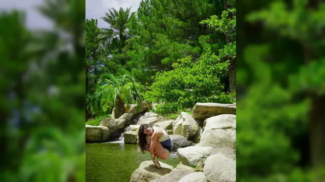 Seorang model sekaligus penari balet melakukan pose gerakan tarian balet di tempat-tempat tidak biasa.