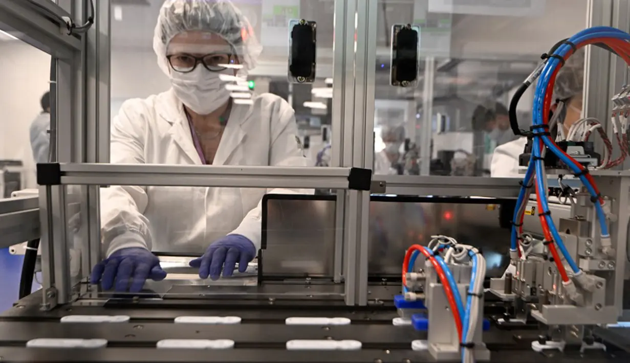 Karyawan perusahaan bioteknologi inovatif NG Biotech membuat alat tes mandiri COVID-19 di Guipry-Messac, Prancis, 13 Januari 2022. Sebuah perusahaan bioteknologi inovatif asal Prancis, NG Biotech, mengembangkan dan memproduksi alat tes mandiri COVID-19. (Damien MEYER/AFP)