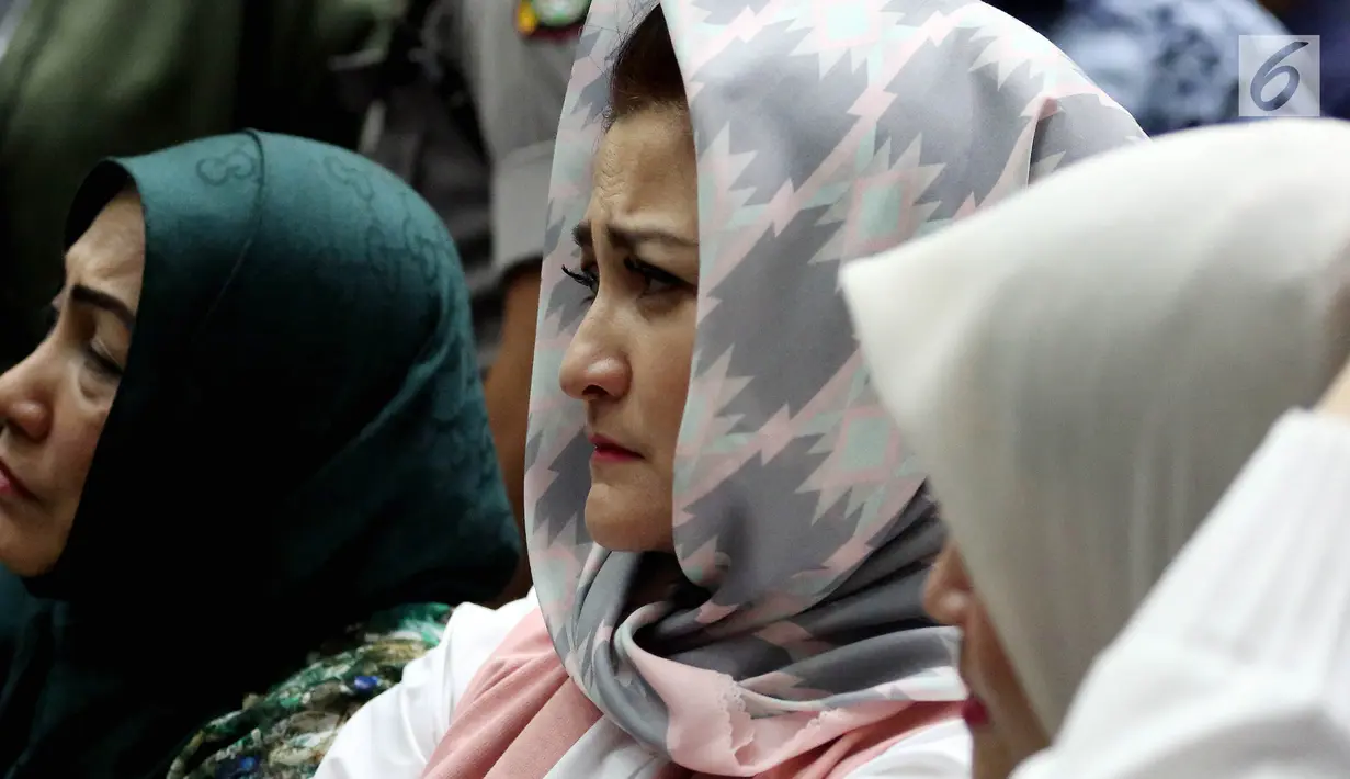 Istri terdakwa kasus korupsi E-KTP Setya Novanto, Deisti Astriani Tagor menghadiri sidang pembacaan putusan sela di Pengadilan Tipikor, Kamis (4/1). Deisti yang ditemani rekannya tampak serius memperhatikan jalannya persidangan. (Liputan6.com/Johan Tallo)