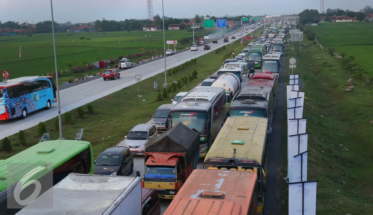 Pemudik terjebak antrean panjang saat memasuki Gerbang Tol Palimanan, Jawa Barat, Jumat (1/7). Kemacetan terjadi di Tol Palimanan dari arah Cirebon menuju Jakarta hingga 2 km. (Liputan6.com/Angga Yuniar)