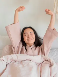 Tidak semua orang perlu bangun pukul 5 pagi untuk merasa produktif. Bangun sebelum pukul 8 sudah cukup untuk memberi ruang menikmati pagi tanpa terburu-buru. Waktu ini memungkinkan tubuh beradaptasi secara alami sebelum menghadapi aktivitas. (foto/dok: freepik)