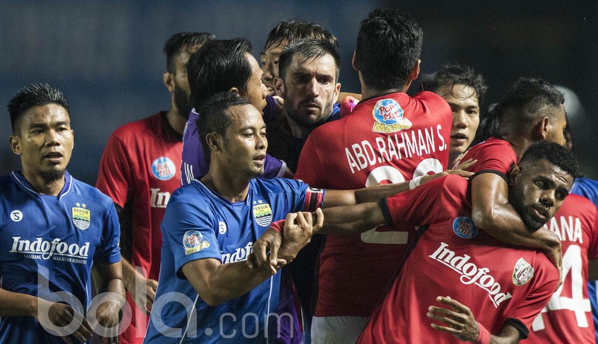 Gelandang Bali United, Yabes Roni, dikejar sejumlah pemain Persib Bandung. Situasi sempat memanas pada babak kedua ketika Yabes Roni membuang bola ke arah Michael Essien. (Bola.com/Vitalis Yogi Trisna)