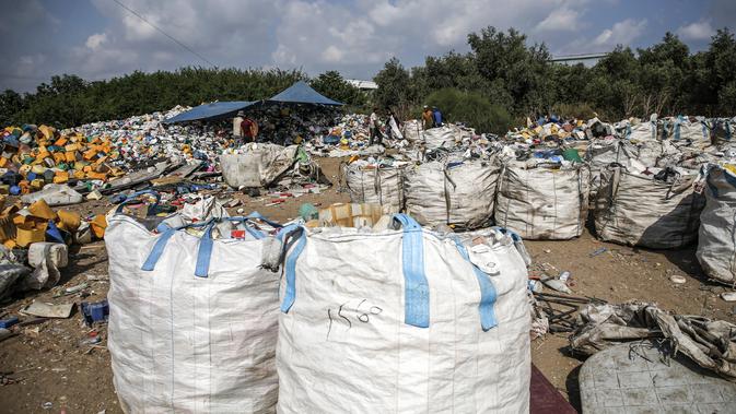Kantong-kantong sampah bertumpuk di tempat pembuangan sampah di Kota Gaza, Palestina (29/7/2019). Kemiskinan yang terjadi akibat blokade Israel dan kurangnya kesempatan kerja membuat beberapa warga Palestina memilih bekerja mencari sampah untuk dijual. (AFP Photo/Mohammed)