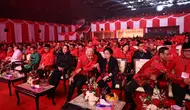 Ganjar Pranowo menghadiri Rakernas PDIP di Beach City International Stadium Ancol, Jakarta, Jumat (24/5/2024). Dia duduk di antara Ketum Megawati Soekarnoputri dan Ketua DPP Puan Maharani. (Merdeka.com/ Genantan Saputra)