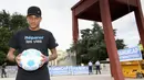 Bintang Paris Saint-Germain, Neymar Jr, berpose di samping kursi raksasa di Kantor PBB, Jenewa, (15/8/2017). Neymar Jr akan fokus membantu penyandang disabilitas dan terpuruk dalam kemiskinan. (AP/Laurent Gillieron)
