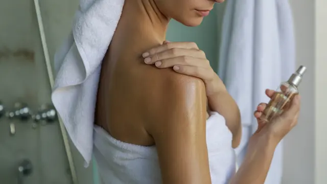 Tips Menggunakan Body Oil untuk Lembapkan Kulit Maksimal Tanpa Bikin Lengket Menurut Ahli Dermatologi