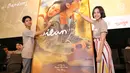 Pemeran film Dilan 1991, Vanesha Prescila dan Iqbaal Ramadhan menandatangani poster film di Kemang, Jakarta, Kamis (17/1). Film ini diharapkan kembali berkontribusi bagi kemajuan industri film nasional. (Kapanlagi.com/ Adrian Utama Putra)