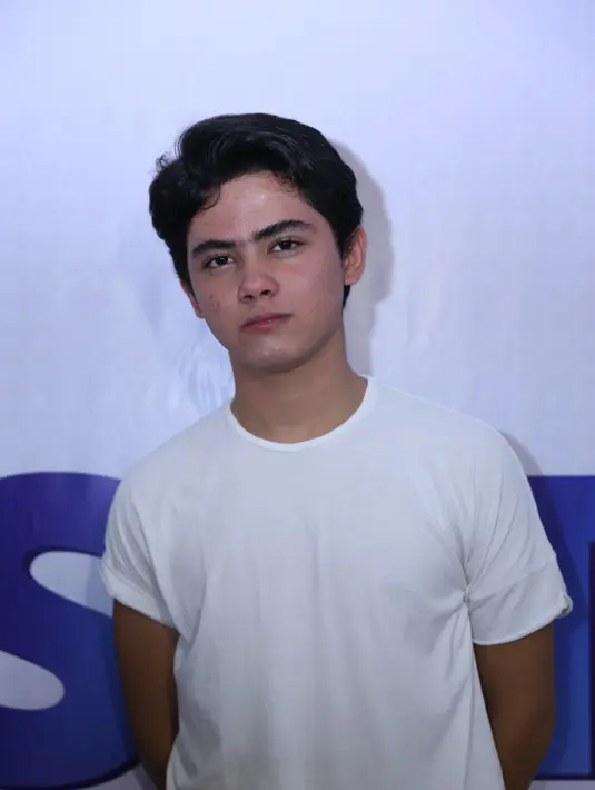 "Belum boleh lah. Bukan nggak disetujui, kasih pandangan saja. Cuma kalau sudah pacaran akan menghancurkan karier," kata Ernie Tanjung, nenek Aliando Syarief, di Studio 6 Emtek City. (Nurwahyunan/Bintang.com)