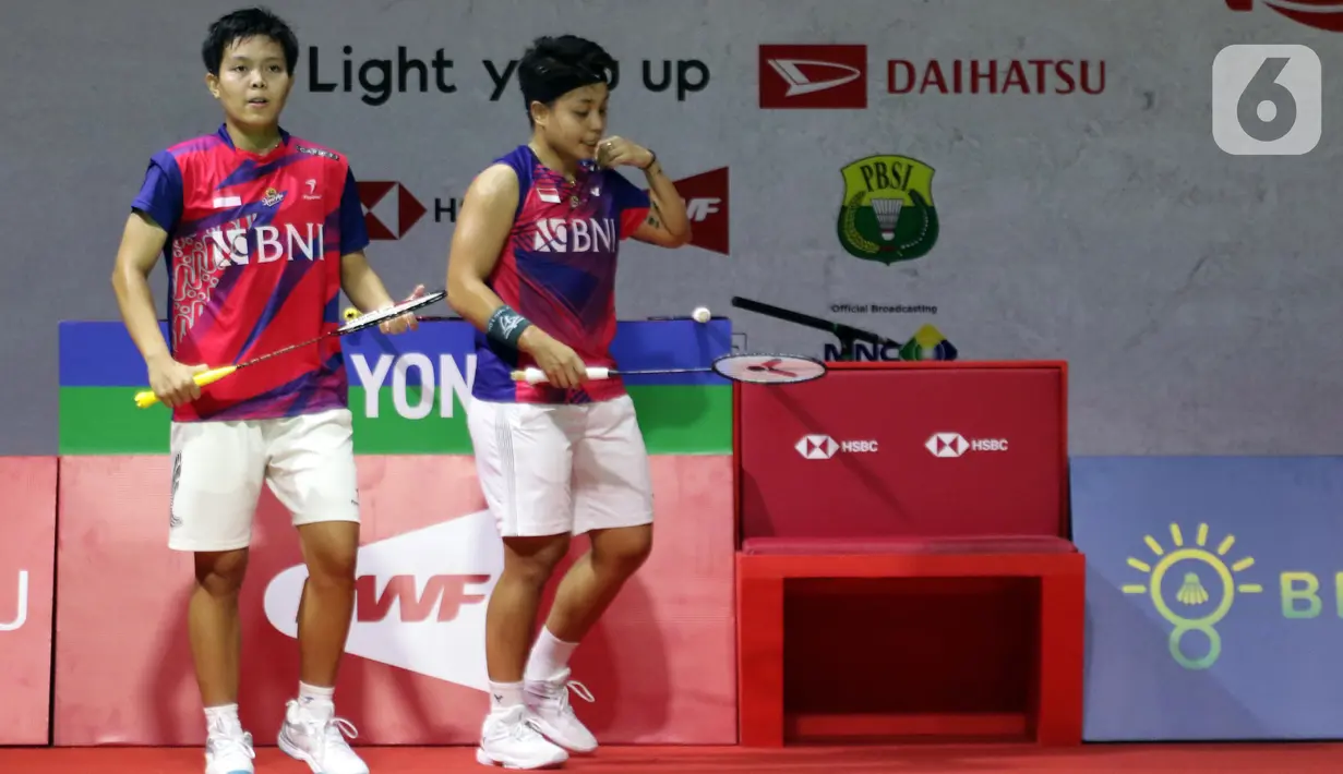 Pebulutangkis ganda putri Indonesia Apriyani Rahayu/Siti Fadia Silva Ramadhanti saat berlaga di babak Perempat Final Indonesia Masters 2023 melawan Jongkolphan Kititharakul/Rawinda Prajongjai (Thailand) di istora Senayan, Jakarta, Jumat (27/1/2023). Apriyani Rahayu/Siti Fadia Silva Ramadhanti harus menyudahi perjuangan mereka pada ajang Indonesia Masters 2023 usai takluk 21-16, 17-21, 18-21. (Liputan6.com/Helmi Fithriansyah)