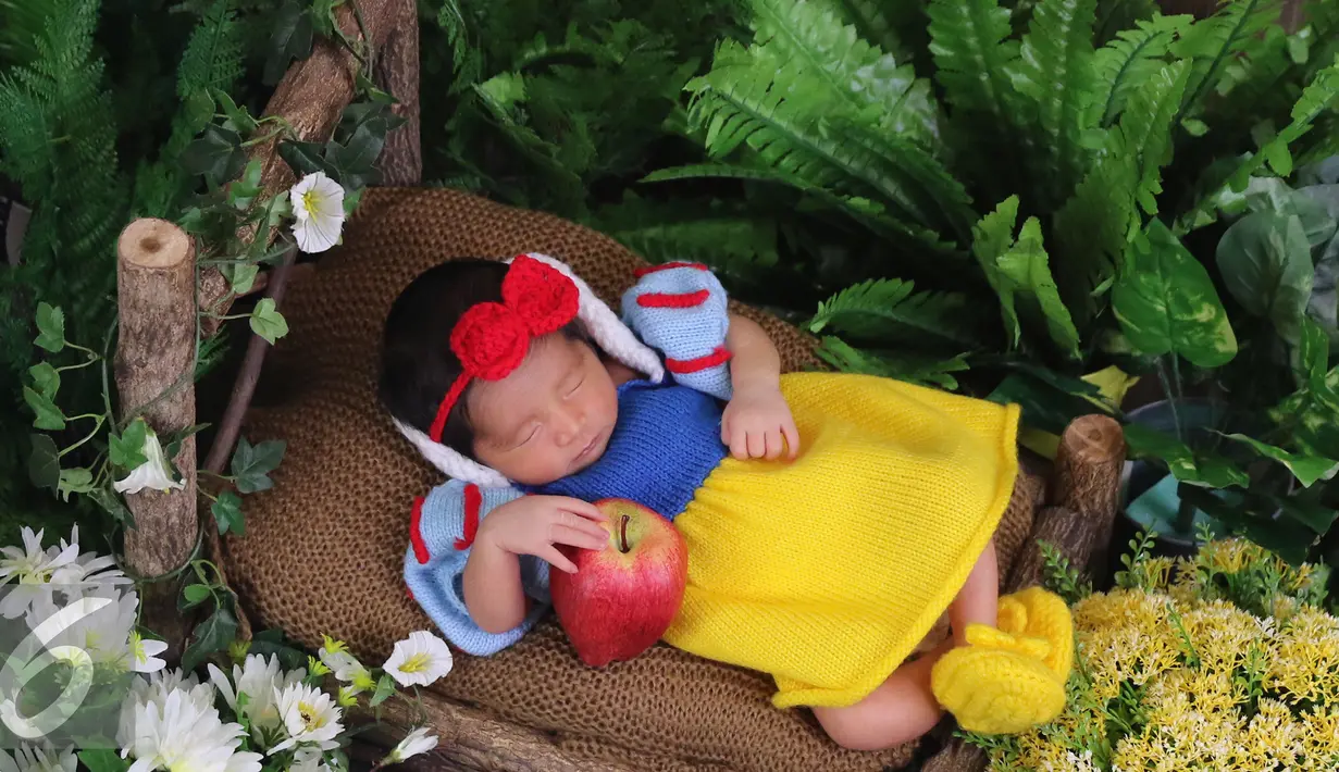 Akifa Dhinara Parasady, anak dari Nindy Ayunda didandani menjadi Putri Salju menjalani sesi photoshoot baby di rumah kediamannya di Pondok Pinang, Jakarta, Kamis (20/10). (Liputan6.com/Herman Zakharia) 