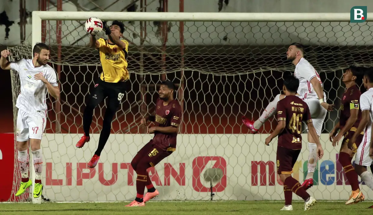 Dalam lima pertandingan di Piala Menpora 2021, Hilman Syah baru kebobolan tiga gol dan mampu mencatatkan tiga clean sheet. Hilman Syah dikenal lincah dalam memotong bola-bola udara dan andal dalam menggagalkan tendangan bola penalti. (Foto: Bola.com/Ikhwan Yanuar)