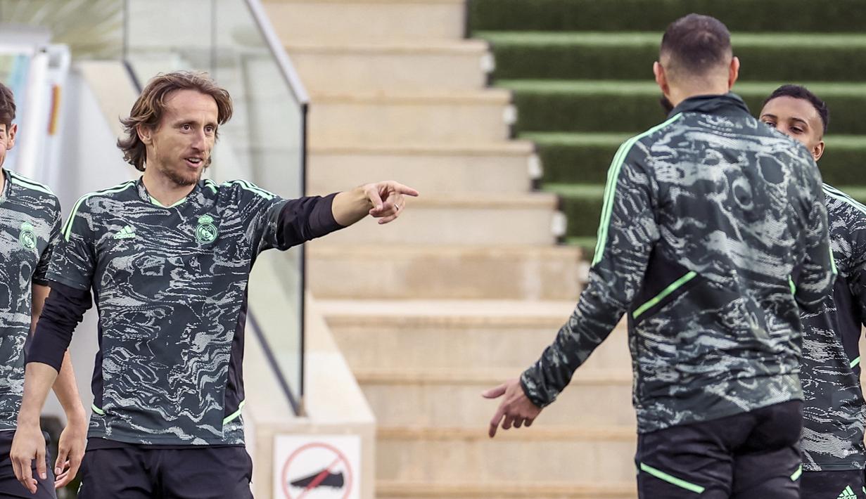 Pemain Real Madrid, Luka Modric (kiri) saat melakukan sesi latihan bersama rekannya, Jumat (10/2/2023) jelang pertandingan final Piala Dunia Antarklub 2023 melawan Al-Hilal. Modric yang tampil impresif bersama Kroasia di Piala Dunia 2022 juga akan segera kehabisan kontraknya di Real Madrid. Gelandang berusia 37 tahun itu pun belum juga menunjukkan tanda-tanda akan memperpanjang masa tinggalnya di Madrid. (AFP/Fadel Senna)