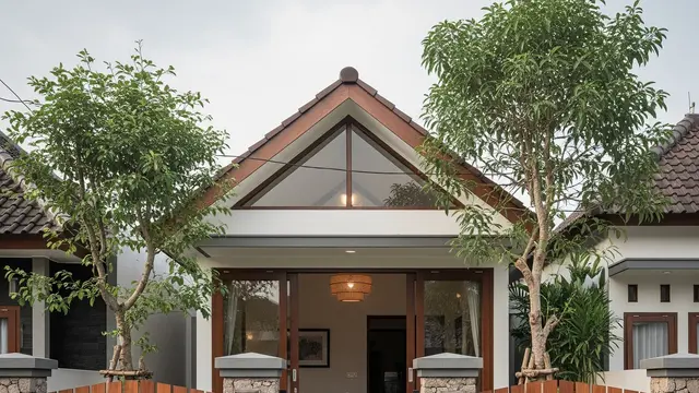 Rumah Kecil tapi Terasa Luas dengan Pagar Lisplang Kombinasi Batu Alam