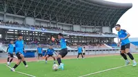 PSIM Yogyakarta menggelar latihan perdana di Stadion Mandala Krida, Yogyakarta (1/7/2023). (Bola.com/Dok PSIM Yogyakarta)
