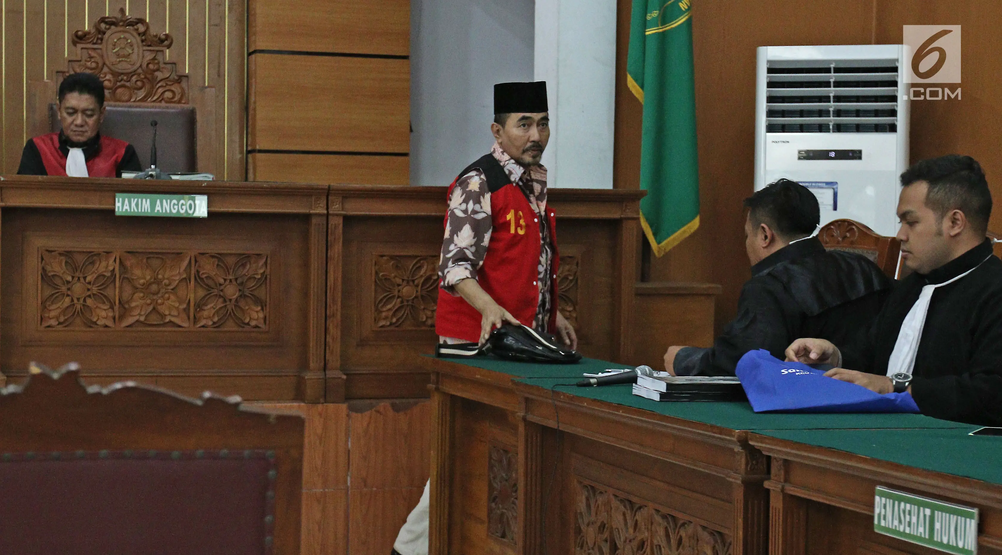 Gatot Brajamusti atau Aa Gatot saat menjalani sidang di PN Jakarta Selatan, Selasa (7/11). Dalam sidang ini Jaksa juga menghadirkan polisi yang melakukan penggeledahan di rumah Aa Gatot. (Liputan6.com/Herman Zakharia)