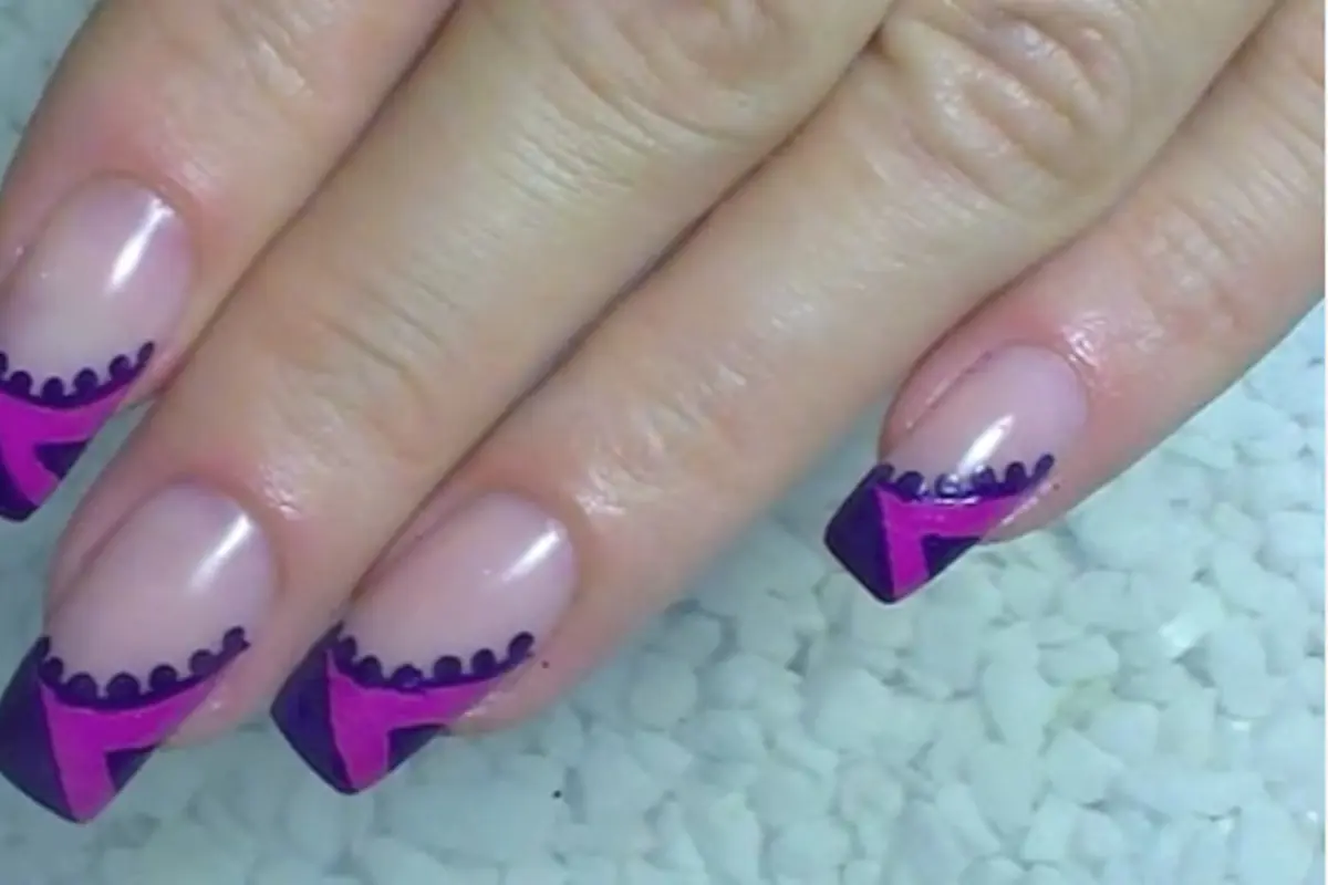 Suka dengan Warna Ungu? Kamu Pasti Suka Nail Art yang Satu Ini
