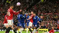 Proses terjadinya gol dari pemain Manchester United, Casemiro, ke gawang Chelsea pada lanjutan Liga Inggris 2025/2026 di Old Trafford, Sabtu (20/9/2025) malam WIB. (Oli SCARFF / AFP)