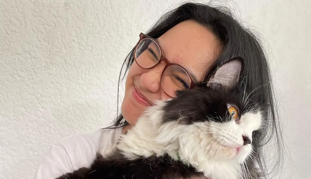 Pemilik nama lengkap Rachel Amanda Aurora ini memang cantik memesona meski tanpa makeup. Seperti saat ia terlihat natural dengan memeluk dengan sayang kucing peliharaanya. Wajah usai bangun pun terlihat dan penampilan seperti itu tetap membuat Rachel Amanda terlihat menawan. (Liputan6.com/IG/@auroramanda95)