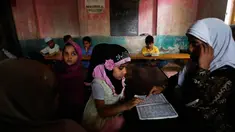 Seorang anak perempuan Kashmir saat membaca Al-Quran di sebuah madrasah lokal selama bulan Ramadan di Srinagar, Kashmir yang dikuasai India, (30/5). Umat muslim di seluruh dunia saat ini tengah menjalani ibadah puasa. (AP Photo / Mukhtar Khan)