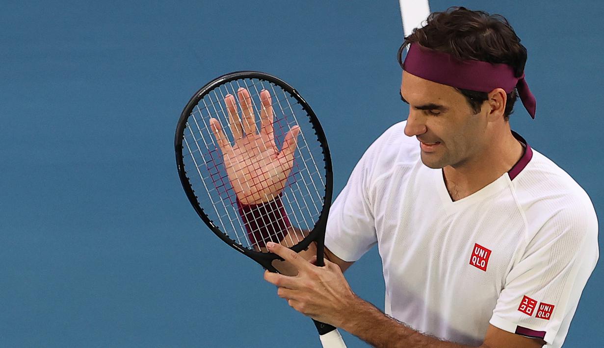Petenis Swiss, Roger Federer merayakan kemenangannya atas Tennys Sandgren dari Amerika Serikat pada babak perempat final tunggal putra Australia Terbuka di Melbourne, Selasa (28/1/2020). Federer melaju ke semifinal usai mengalahkan Sandgren. (DAVID GRAY/AFP)
