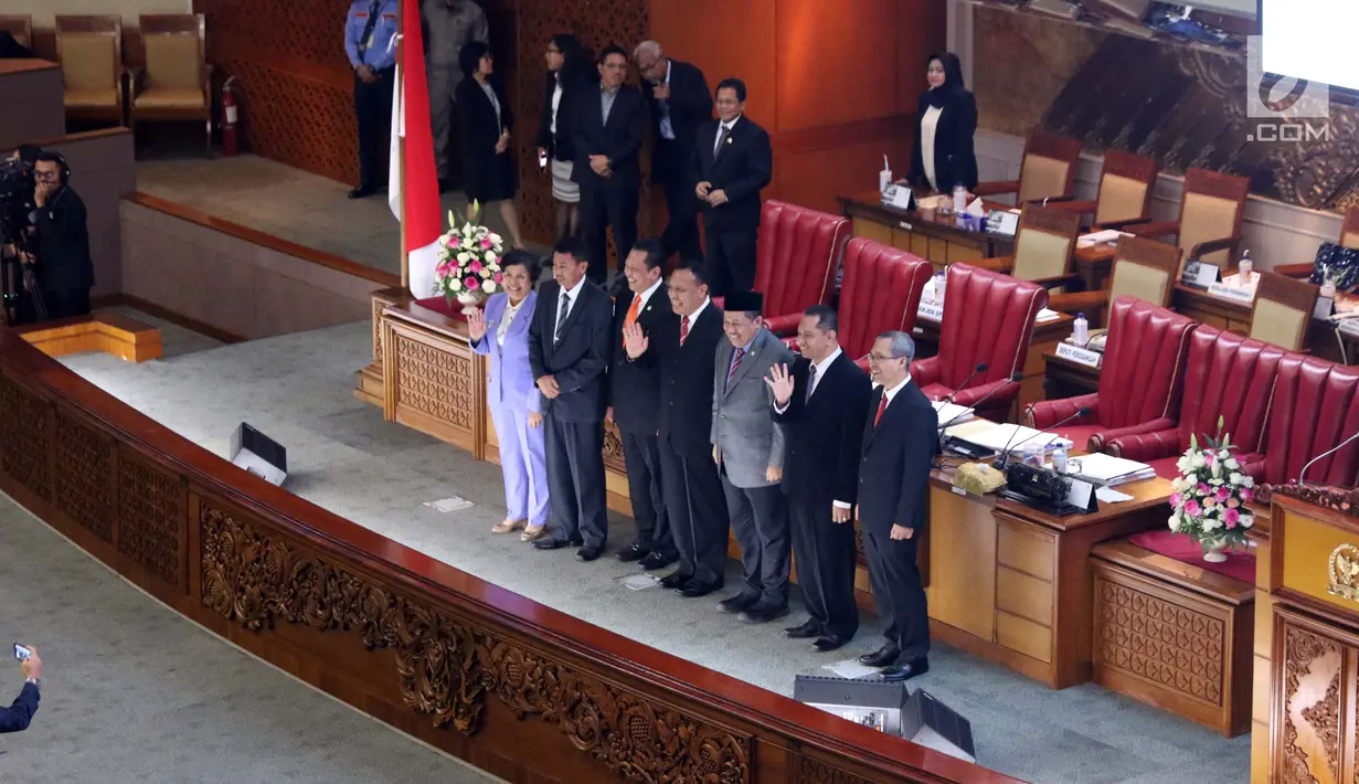 Ketua KPK terpilih periode 2019-2023, Firli Bahuri (tengah) bersama pimpinan KPK lainnya dan Ketua DPR RI saat saat rapat paripurna pengesahan pimpinan KPK terpilih di Kompleks Parlemen, Jakarta, Senin (16/9/2019). (Liputan6.com/Helmi Fithriansyah)