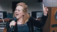 Adele dalam video When We Were Young.