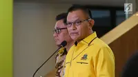 Sekjen Partai Golkar Lodewijk Freidrich Paulus didampingi Ketua DPP Ace Hasan Sadzilly menyampaikan keterangan pers terkait pemberhentian Bowo Sidik Pangarso dari kepengurusan DPP Golkar di kantor DPP Partai Golkar, Slipi, Jakarta, Kamis (28/3). (Liputan6.com/Johan Tallo)