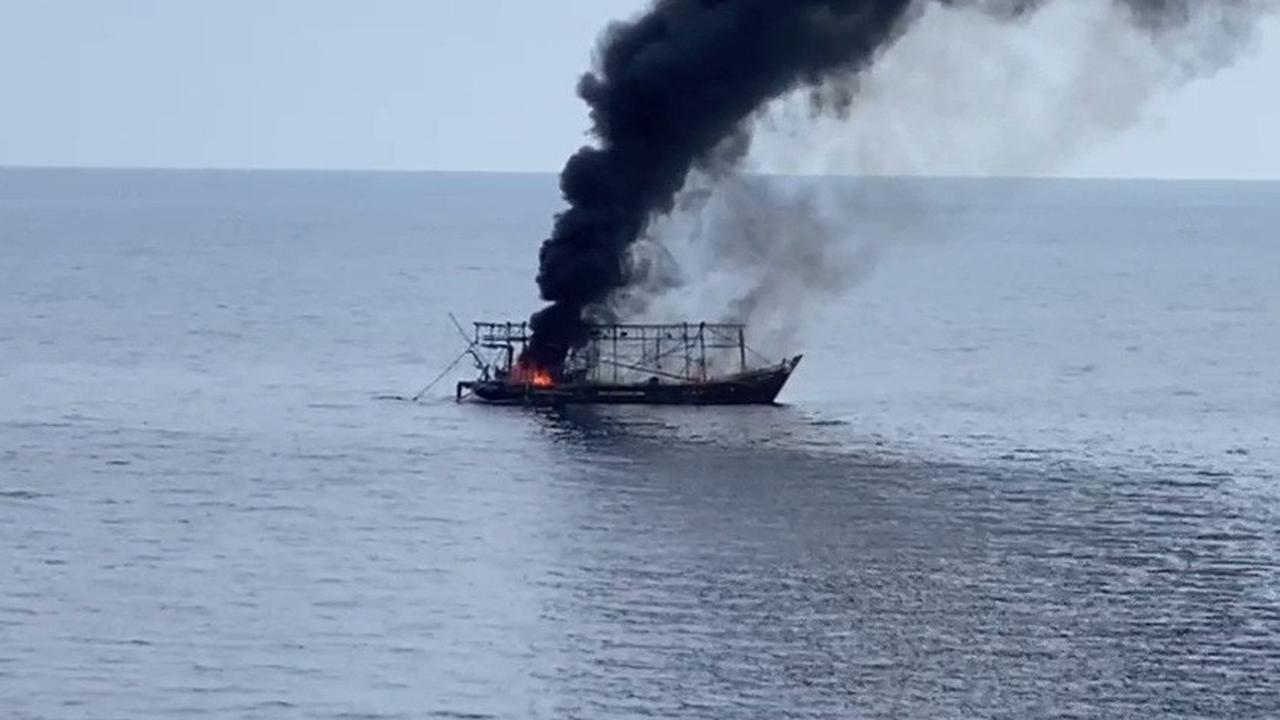Kapal nelayan terbakar di Laut Jawa, Bangka Belitung. (Liputan6.com/Ahmad Adirin)