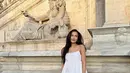 Cantiknya Beby Tsabina saat honeymoon di Italia, pakai outfit serba putih. Ia memadukan tank top bertali spageti dengan celana panjang, serta sandal yang semuanya berwarna putih. [Foto: Instagram/bebytsabina]