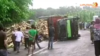 [VIDEO] Diduga Kelebihan Muatan, 2 Truk Terguling