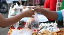 Warga melakukan aktivitas jual beli makanan untuk berbuka puasa (takjil) di kawasan Jalan Panjang, Jakarta, Selasa (5/5/2020). Pandemi virus COVID-19 dan pelaksanaan Pembatasan Sosial Berskala Besar (PSBB) berimbas pada sepinya pembeli takjil di kawasan tersebut. (Liputan6.com/Helmi Fithriansyah)